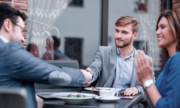 Geschäftspartner begrüßen sich im Café. — Stockfoto