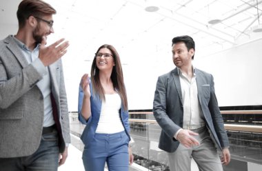 Grup yöneticileri iş cente konuşuyor