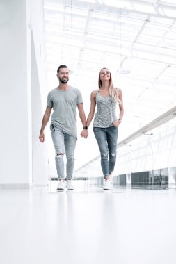 modern çift birlikte yürüme.