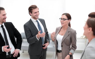 İK Yöneticisi şirket çalışanlarla görüşmeler