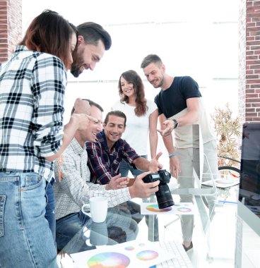 bir grup genç insan yeni fikirler tartışıyor