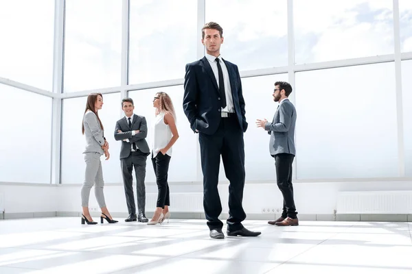 Botten view.confident affärsman står i en rymlig hall — Stockfoto