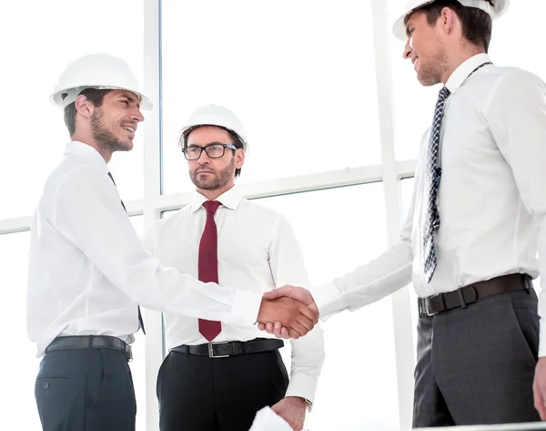 Dos arquitectos se dan la mano después de una reunión en la oficina — Foto de Stock