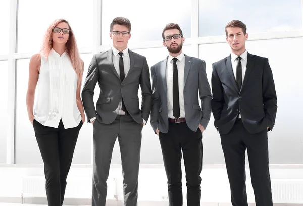 I full tillväxt. Business team stående på kontoret. — Stockfoto