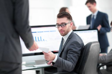 iş raporları bir bilgisayarda çalışan iş adamı