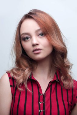 Sarışın kıvırcık saç modeli ve kırmızı dudaklar ile