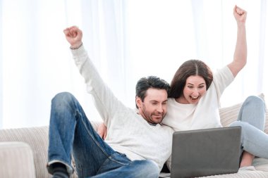 Genç çift onların favori takım için köklenme