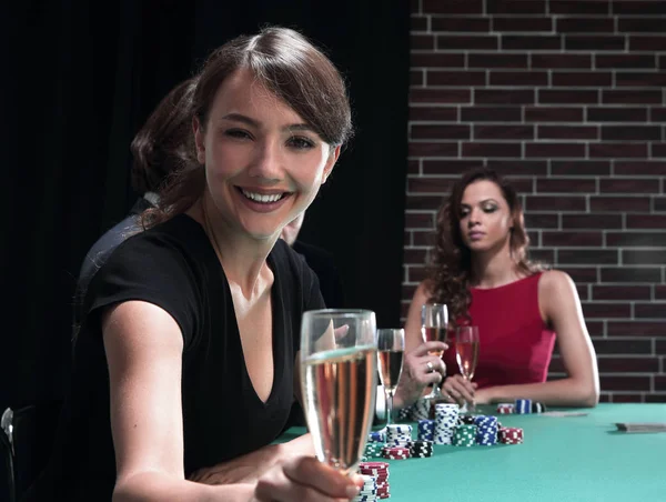 Retrato de mulher sorridente com bebida jogando poker — Fotografia de Stock