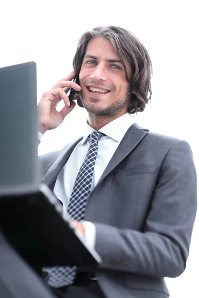 Крупним планом.успішний бізнесмен розмовляє на мобільному — стокове фото