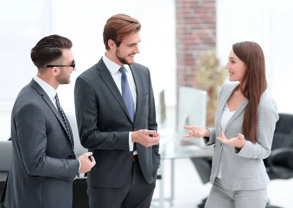 Ung affärskvinna presenterar sig till klient. — Stockfoto