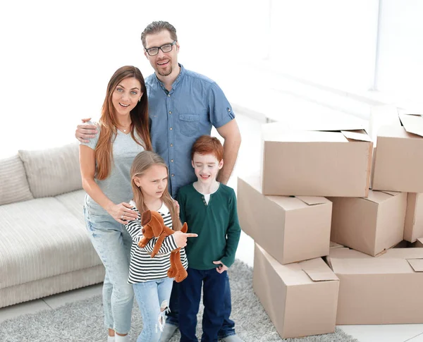 Lycklig familj stående i ny lägenhet. — Stockfoto