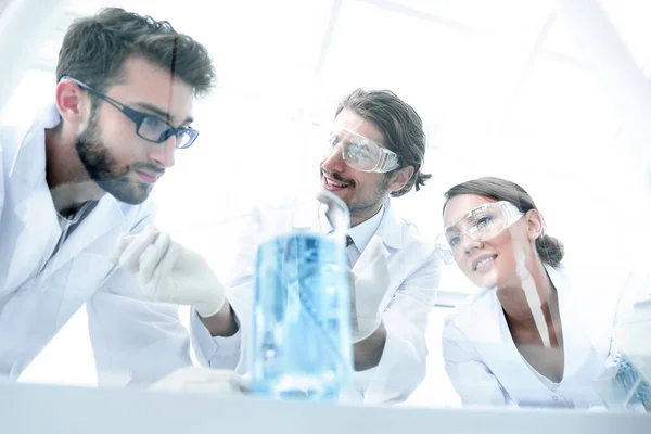 Skupina vědců pracujících na experimentu v laboratoři — Stock fotografie