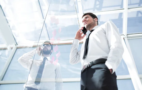 Inferior view.businessman hablando en el móvil en la oficina — Foto de Stock