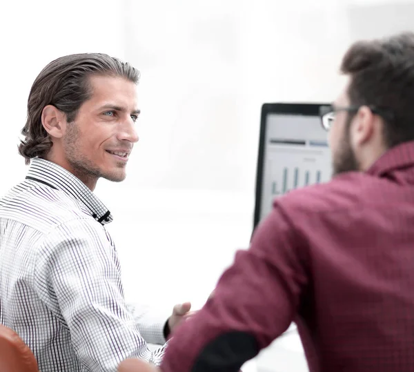 Lächelnder Mitarbeiter im Gespräch mit einem Kollegen — Stockfoto