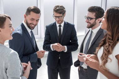 grup genç girişimcilerin iş merkezinde duran