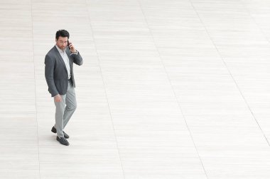 çok away.businessman bir smartphone ile ileri hareket ediyor