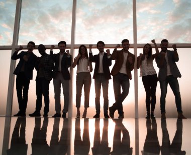 Grup Genç profesyonellerin büyük bir pencere ile bir ofiste ayakta