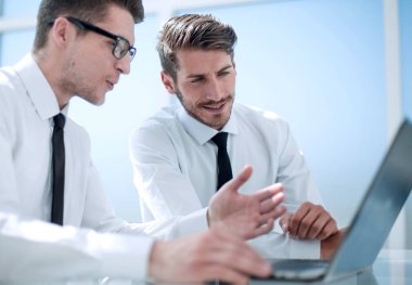 Belgili tanımlık laptop çalışıyor bir iş adamı Close-up eller.