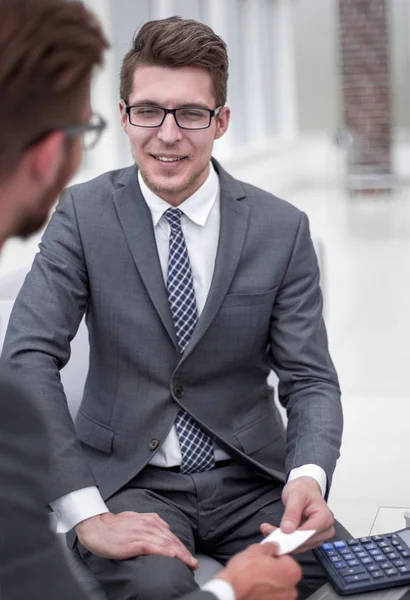 Geschäftspartner tauschen Visitenkarten aus — Stockfoto