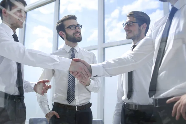 Empleados exitosos estrechando las manos en el lugar de trabajo en la oficina . —  Fotos de Stock