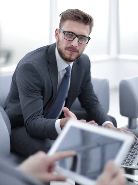 Hautnah. Geschäftsmann am Arbeitsplatz im Büro. — Stockfoto