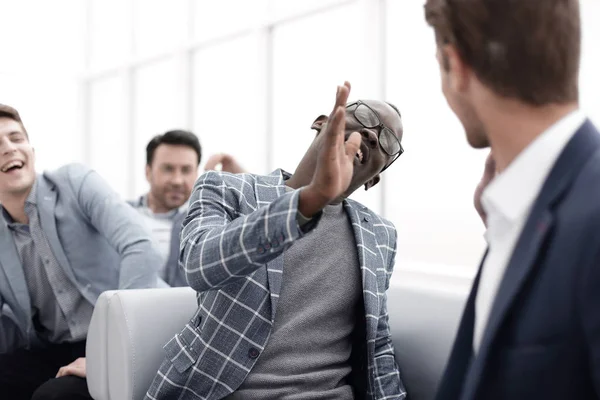 Affärskollegor göra en välkommen gest med knytnävarna — Stockfoto