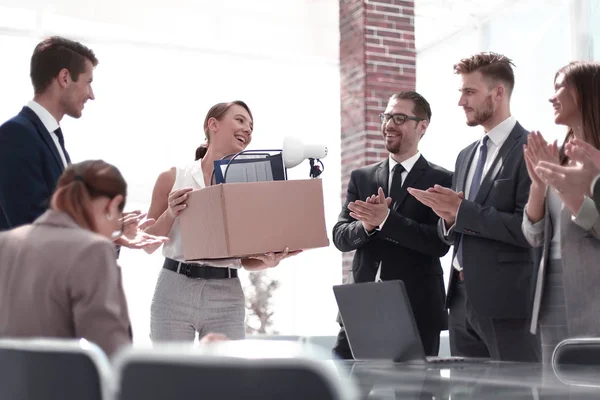 Business team feliciteren met collega op promotie — Stockfoto