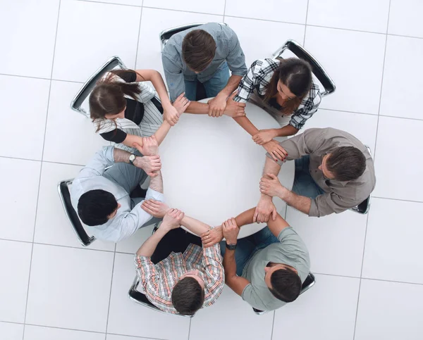 Vista dall'alto. Il team di lavoro si tiene per mano, formando un cerchio — Foto Stock