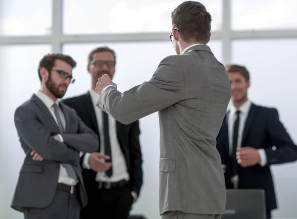 Fondo de negocios.un grupo de colegas de negocios de pie en la oficina —  Fotos de Stock