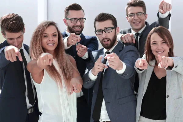 Närbild. framgångsrik verksamhet team pekar på dig — Stockfoto