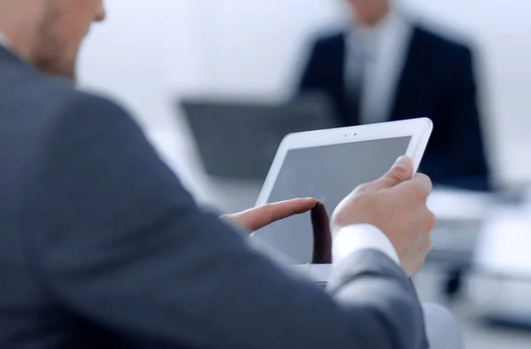 Biznesmen w garnitur w nowoczesnym biurze za pomocą tabletu — Zdjęcie stockowe