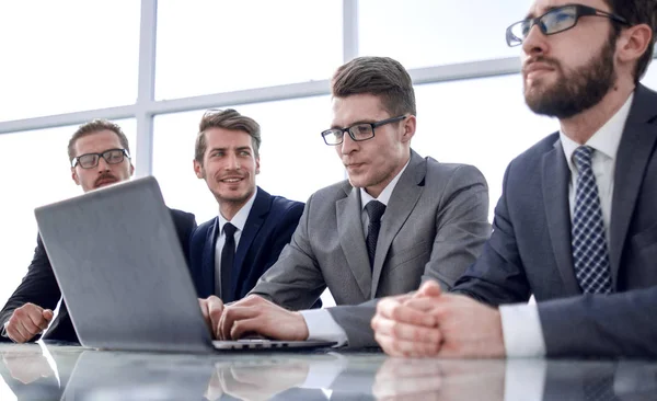 Grupp affärsmän sitter på ett kontor Skrivbord — Stockfoto