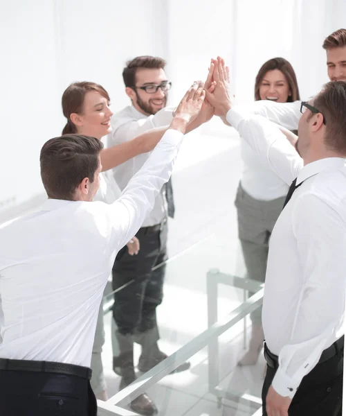 Succesvolle business teams maken een high five over hun bureau — Stockfoto