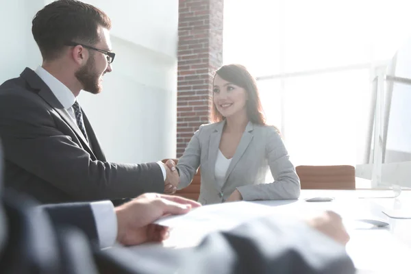 Achtergrond afbeelding .business handdruk in een kantoor. — Stockfoto