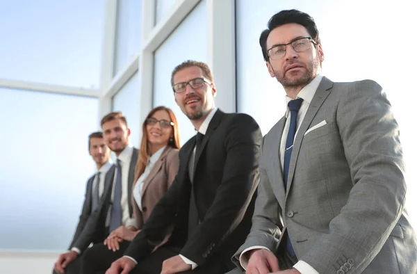 Fila de gente de negocios esperando una entrevista . — Foto de Stock