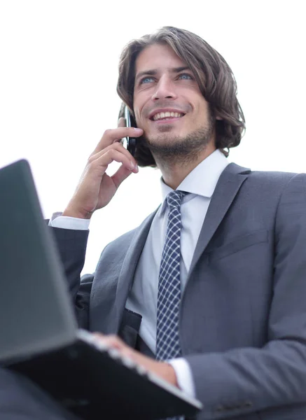 Primo piano. Donna d'affari seria che parla sullo smartphone — Foto Stock