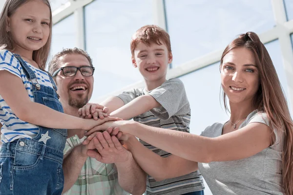 Lukk opp. Portrett av en vennlig familie – stockfoto