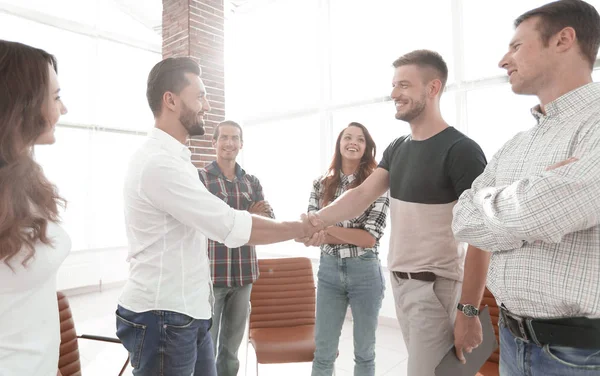 Uitzicht vanaf de top.handshake van ondernemers — Stockfoto