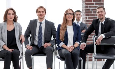 Grup çekici işadamları bahsediyoruz gülüyor ve oturan şaka