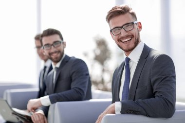 office arka plan üzerinde genç başarılı iş adamı