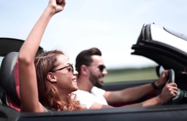 up.a genç kadın sevgilisi bir Cabrio araba ile kapatmak