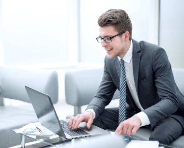 up.smiling işadamı laptop ve hesap makinesi kullanarak kapatın.