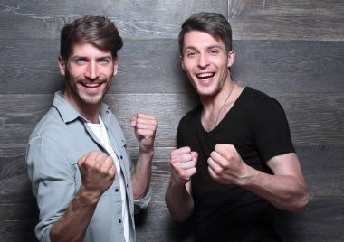 Bir arkadaş gri arkaplana resim çizer