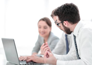 İş ekibi yeni bir proje üzerinde çalışıyor.