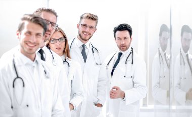 İşyerinde ayakta Doktor Grup