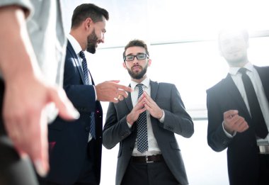 alt view.group ofiste ayakta iş adamları