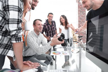 Grup fotoğrafı modern bir ofiste çalışan editörler.