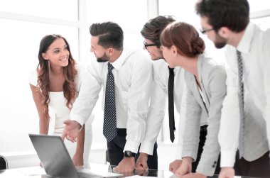 İş ekibi çevrimiçi bilgileri tartışıyor