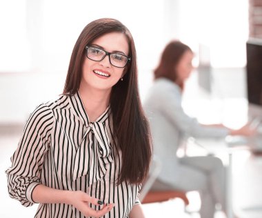 başarılı iş kadını ofisine arka plan üzerinde