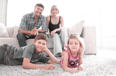 Kanepe oturma roo içinde oturan ailesi ise çocuk portresi